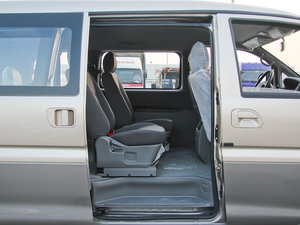 2013款M3 1.6L 手动豪华版 后排空间