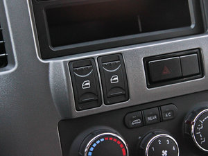 2013款M3 1.6L 手动豪华版 主驾车窗控制区	
