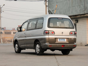 2013款M3 1.6L 手动舒适版 左后45度