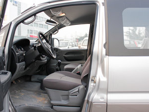 2013款M3 1.6L 手动舒适版 前排空间