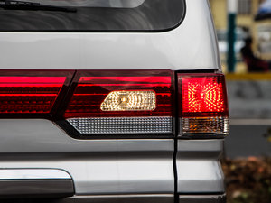 2015款M5 Q3 2.0L 7座长轴豪华型 尾灯