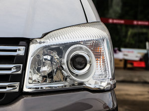 2015款M5 Q3 2.0L 7座长轴豪华型 大灯