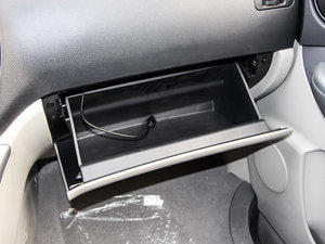 2015款M5 Q3 2.0L 7座长轴豪华型 手套箱