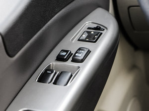 2015款M5 Q3 2.0L 7座长轴豪华型 主驾车窗控制区	