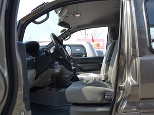 2015款V3 1.5L 7座标准型 国IV 前排空间