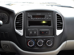2015款V3 1.5L 7座标准型 国IV 中控台