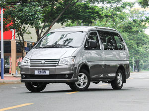 2015款M3 1.6L 7座豪华型 左前45度