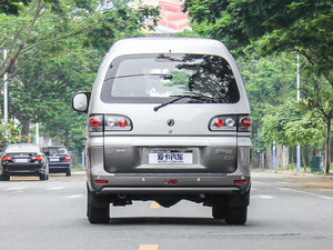 2015款M3 1.6L 7座豪华型 正后	