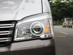 2015款M3 1.6L 7座豪华型 大灯