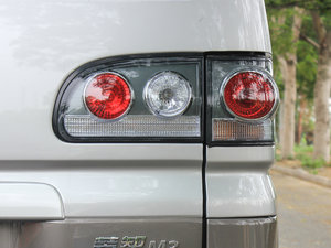 2015款M3 1.6L 7座豪华型 尾灯
