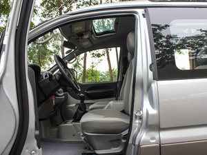 2015款M3 1.6L 7座豪华型 前排空间