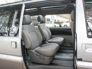 2015款M3 1.6L 7座豪华型 后排座椅