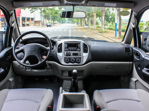 2015款M3 1.6L 7座豪华型 内饰全景