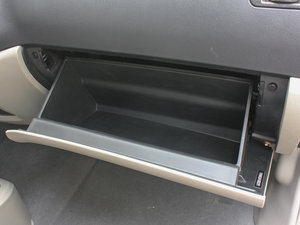 2015款V3 1.5L 7座豪华型 国IV 手套箱
