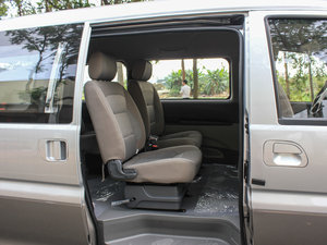 2015款V3 1.5L 7座豪华型 国IV 后排空间