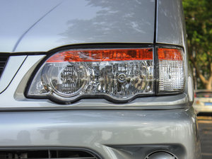 2015款V3 1.5L 7座标准型 国V 大灯