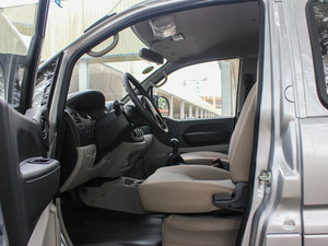 2015款V3 1.5L 7座标准型 国V 前排空间