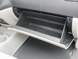 2015款V3 1.5L 7座标准型 国V 手套箱