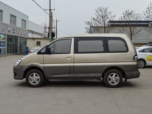 2015款M3 1.6L 7座舒适型 正侧（左）