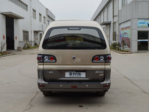 2015款M3 1.6L 7座舒适型 正后	