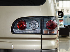 2015款M3 1.6L 7座舒适型 尾灯