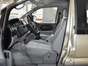 2015款M3 1.6L 7座舒适型 前排空间