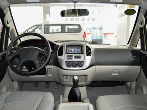 2015款M3 1.6L 7座舒适型 内饰全景