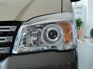 2015款M5 Q3 2.0L 7座短轴豪华型 大灯