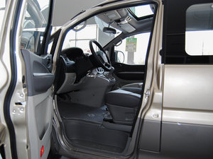 2015款M5 Q3 2.0L 7座短轴豪华型 前排空间