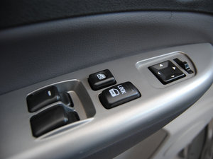 2015款M5 Q3 2.0L 7座短轴豪华型 主驾车窗控制区	