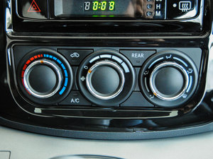 2015款M5 Q3 2.0L 7座短轴豪华型 空调调节