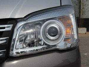 2015款M5 Q7 2.0L 9座长轴舒适型 大灯