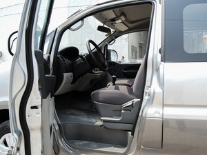 2015款M5 Q7 2.0L 9座长轴舒适型 前排空间