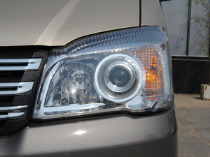 2015款M5 Q3 2.0L 7座长轴舒适型 大灯