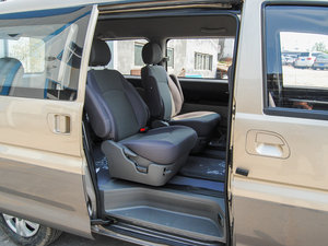 2015款M5 Q3 2.0L 7座长轴舒适型 后排空间