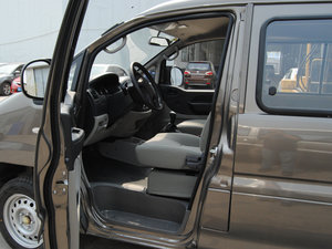 2015款V3 1.5L 5座特惠版 国IV 前排空间