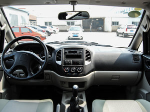 2015款V3 1.5L 5座特惠版 国IV 内饰全景