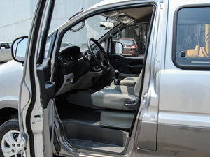 2015款M3 1.6L 7座标准型 前排空间