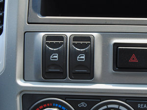 2015款M3 1.6L 7座标准型 主驾车窗控制区	