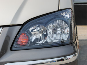 2015款V3 1.5L 7座舒适型 国IV 大灯