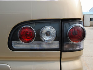 2015款V3 1.5L 7座舒适型 国IV 尾灯