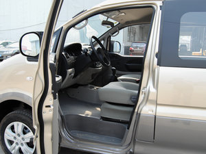 2015款V3 1.5L 7座舒适型 国IV 前排空间