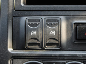 2015款V3 1.5L 7座舒适型 国IV 主驾车窗控制区	