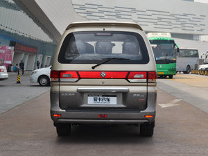 2015款M5 Q3 2.0L 9座长轴舒适型 正后	