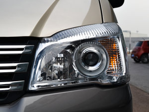 2015款M5 Q3 2.0L 9座长轴舒适型 大灯