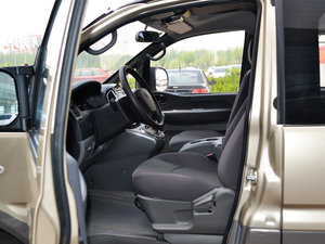 2015款M5 Q3 2.0L 9座长轴舒适型 前排空间