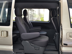 2015款M5 Q3 2.0L 9座长轴舒适型 后排空间