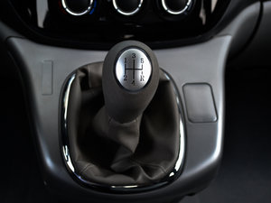 2015款M5 Q3 2.0L 9座长轴舒适型 换挡杆