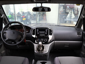 2015款M5 Q3 2.0L 9座长轴舒适型 内饰全景