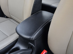 2015款1.5L 手动豪华型 中央扶手箱